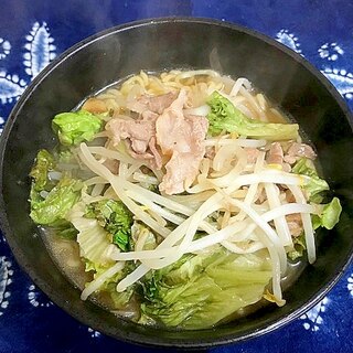 豚肉もやしレタス炒めのせ醤油ラーメン